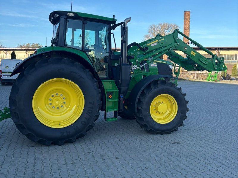 John Deere 6M 200