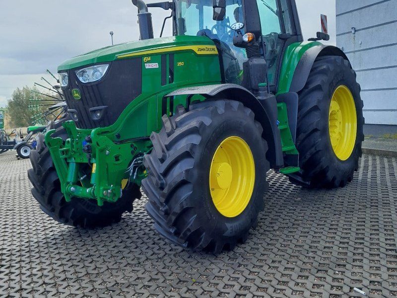 John Deere 6M 250