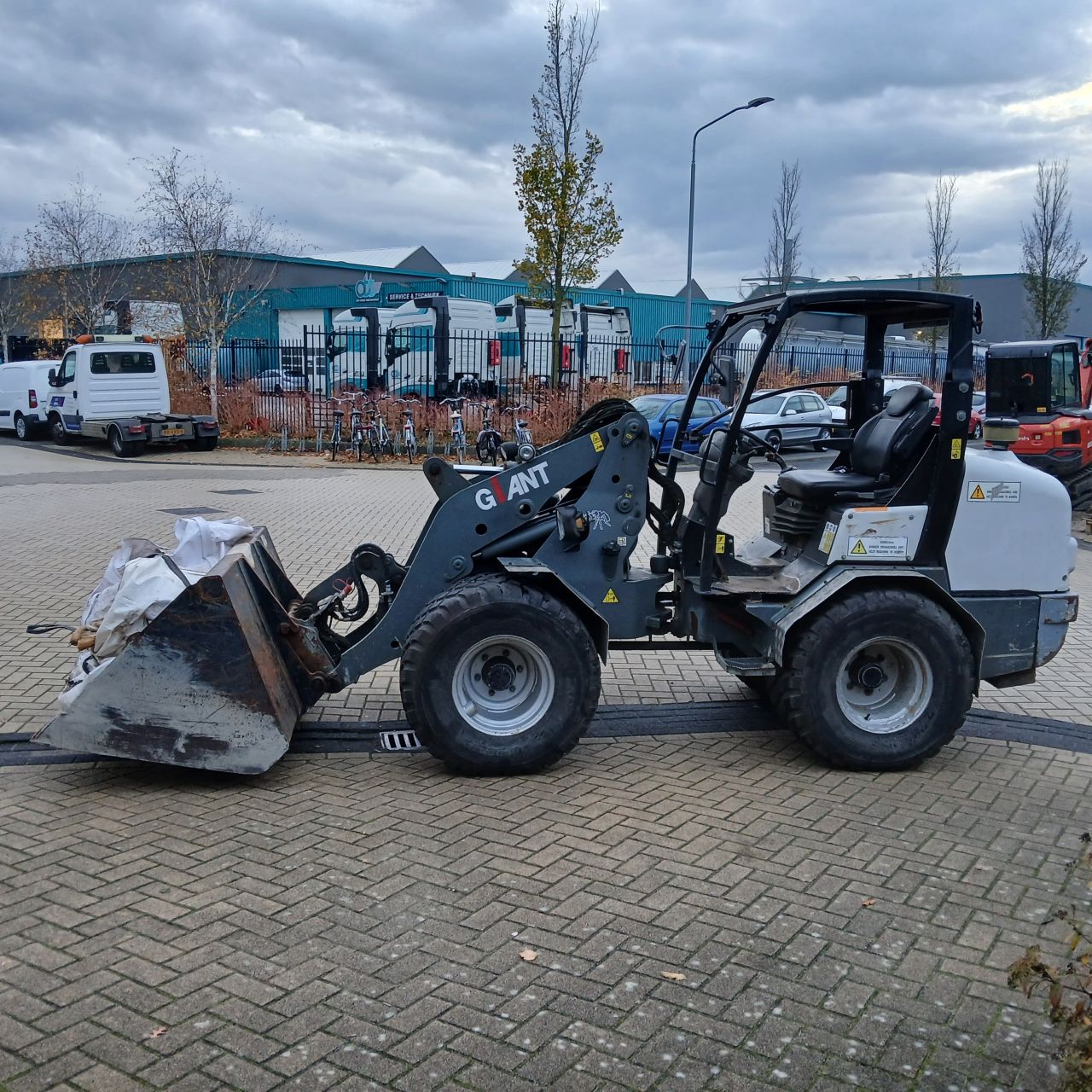 Giant V4502T Minishovel.