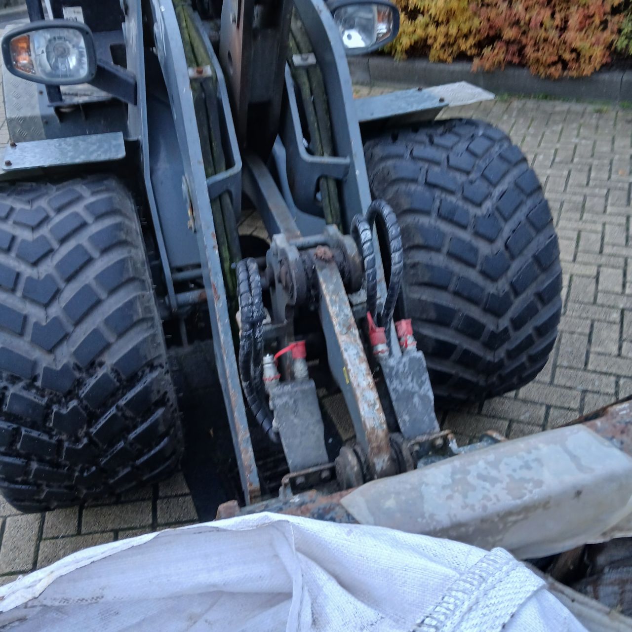 Giant V4502T Minishovel.