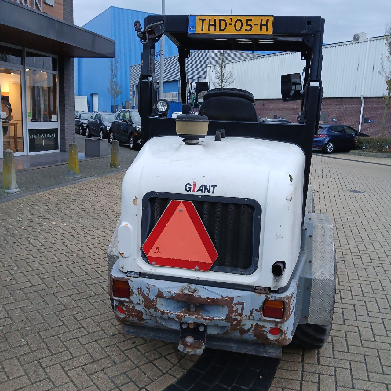 Giant V4502T Minishovel.