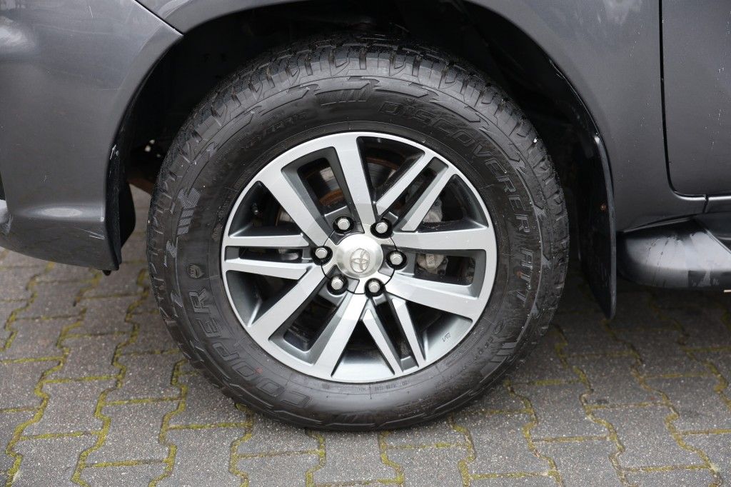 Toyota Hilux 2.4 D-4D DUBBEL CABINE LIMITED B/E TREKKER A/T 5 SITZ 4WD VAN