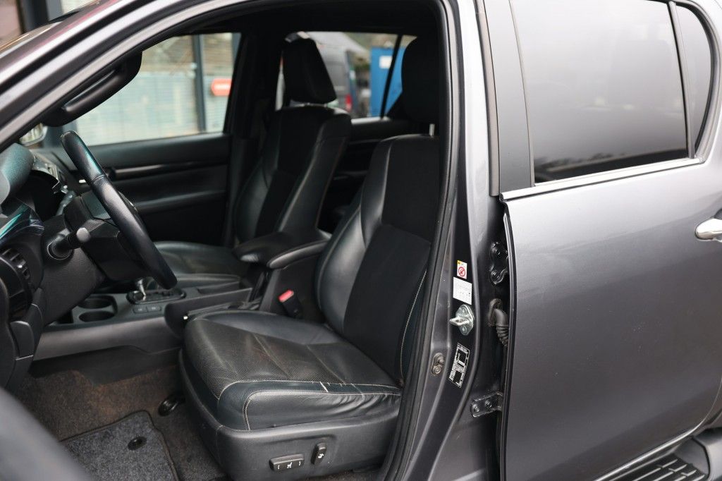 Toyota Hilux 2.4 D-4D DUBBEL CABINE LIMITED B/E TREKKER A/T 5 SITZ 4WD VAN