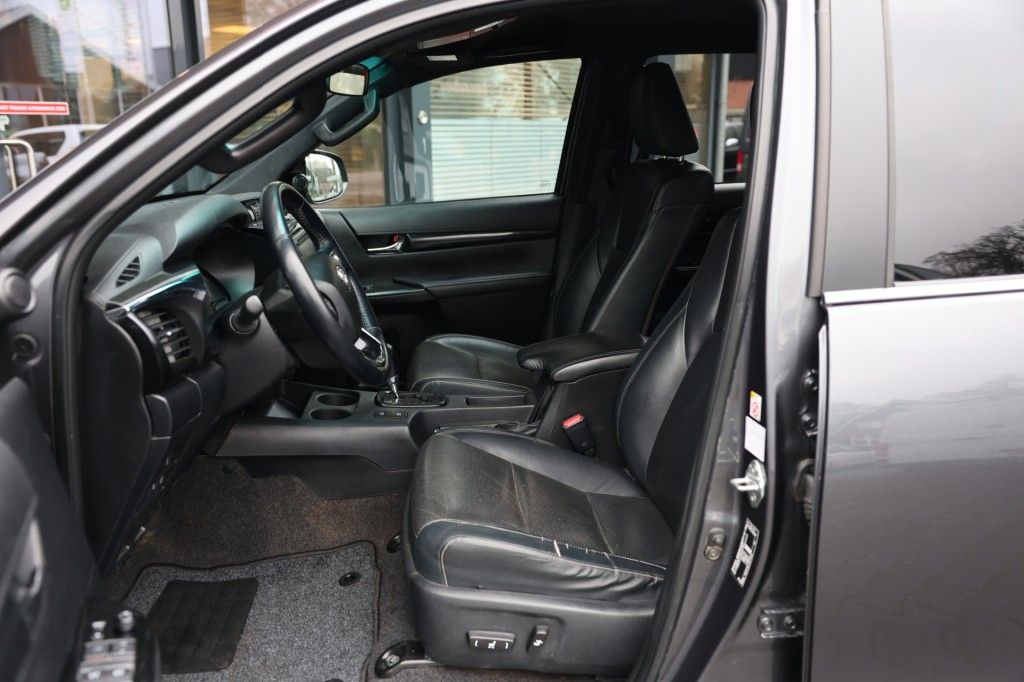 Toyota Hilux 2.4 D-4D DUBBEL CABINE LIMITED B/E TREKKER A/T 5 SITZ 4WD VAN