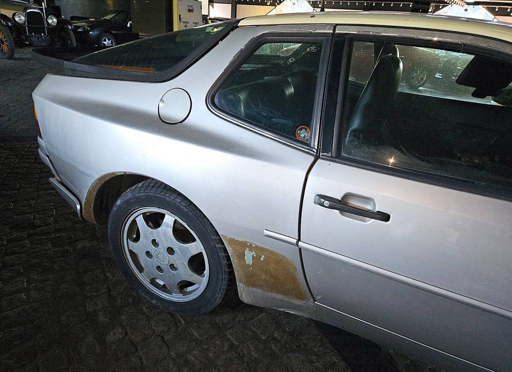 Porsche 944 Turbo (barn-find) (Marge)