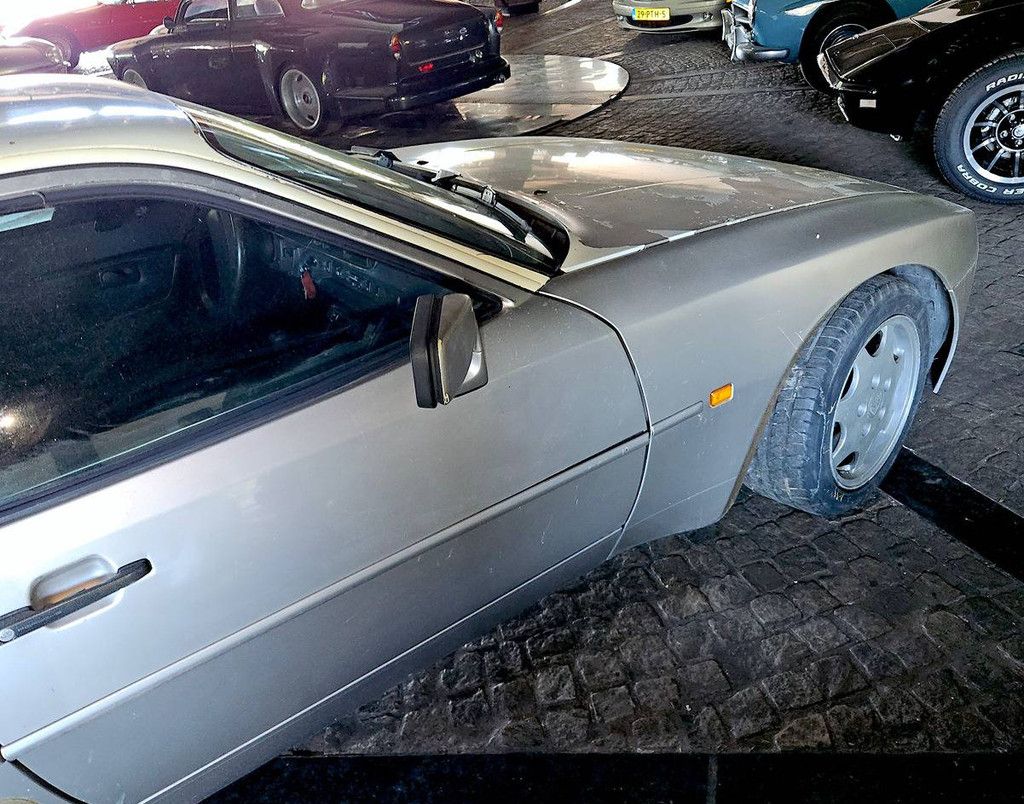 Porsche 944 Turbo (barn-find) (Marge)