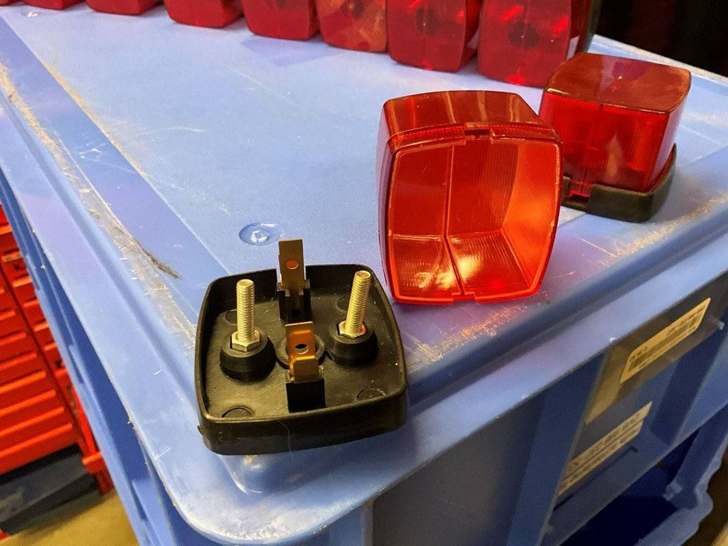 Lot of red top lights for the rear of a truck/trailer (10 pieces)