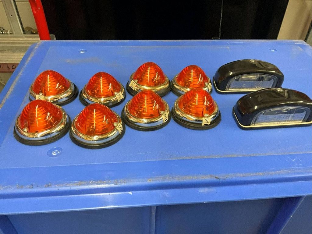 Konvolut aus 10 LKW-/Anhänger-Zusatzscheinwerfern und Kennzeichenbeleuchtung