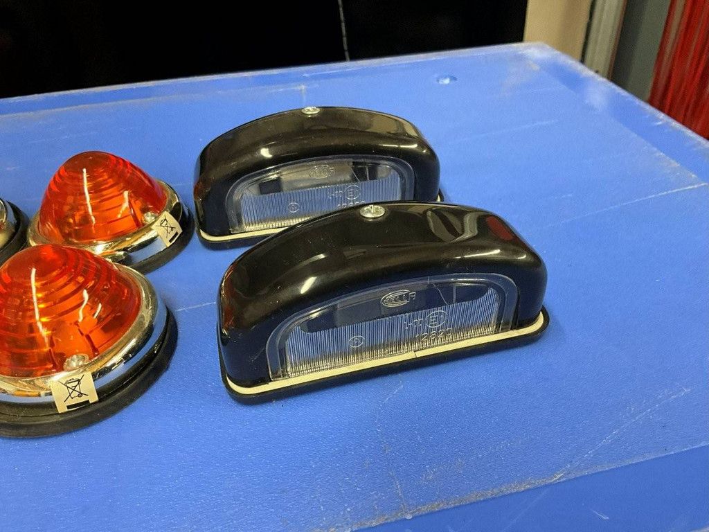 Konvolut aus 10 LKW-/Anhänger-Zusatzscheinwerfern und Kennzeichenbeleuchtung