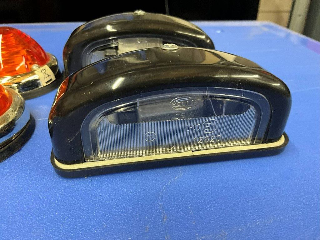 Konvolut aus 10 LKW-/Anhänger-Zusatzscheinwerfern und Kennzeichenbeleuchtung