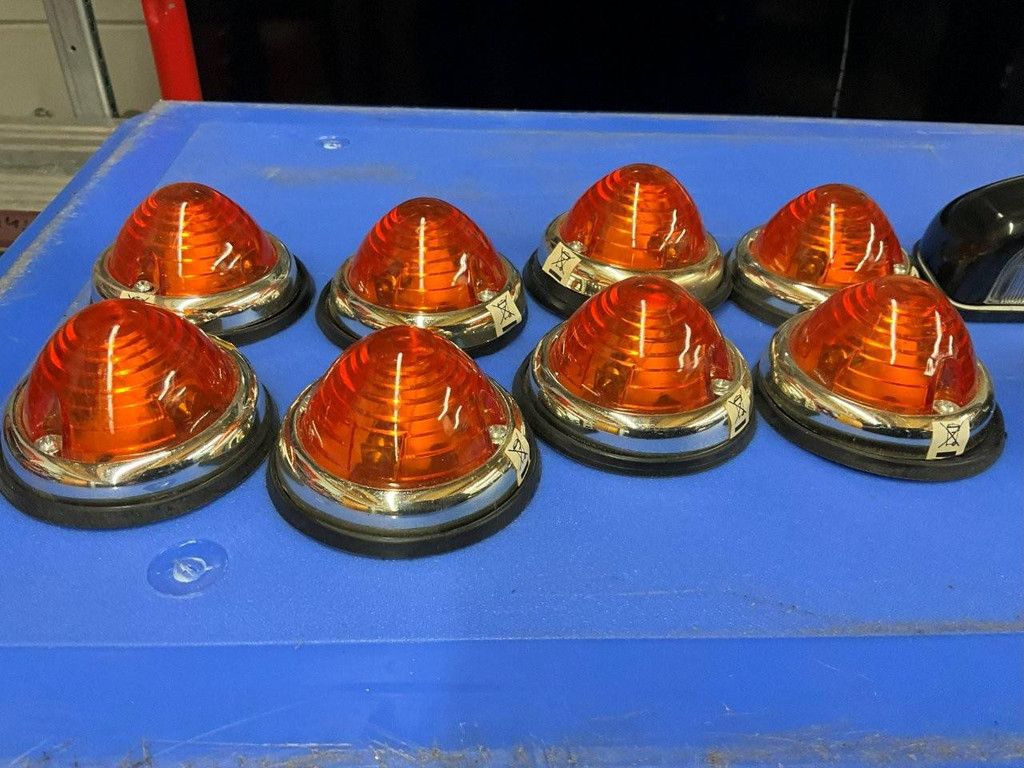 Konvolut aus 10 LKW-/Anhänger-Zusatzscheinwerfern und Kennzeichenbeleuchtung