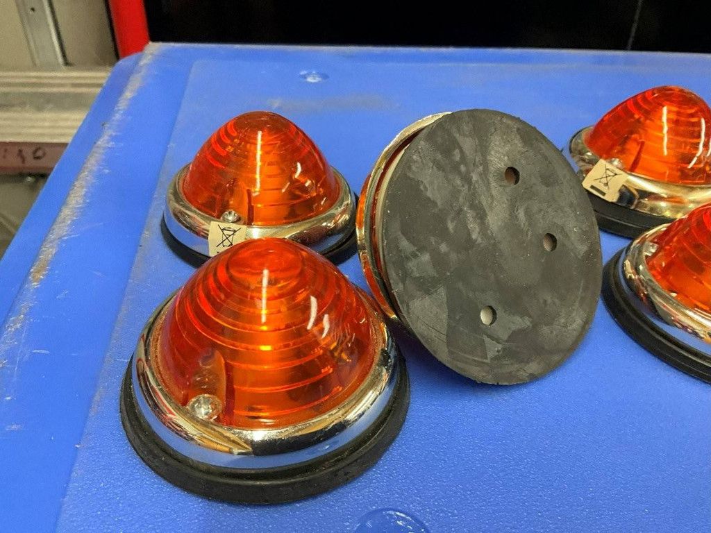 Konvolut aus 10 LKW-/Anhänger-Zusatzscheinwerfern und Kennzeichenbeleuchtung