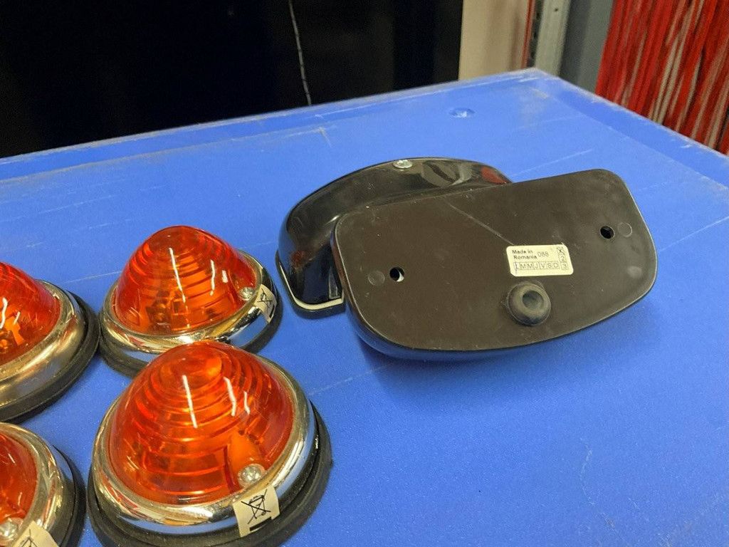 Konvolut aus 10 LKW-/Anhänger-Zusatzscheinwerfern und Kennzeichenbeleuchtung