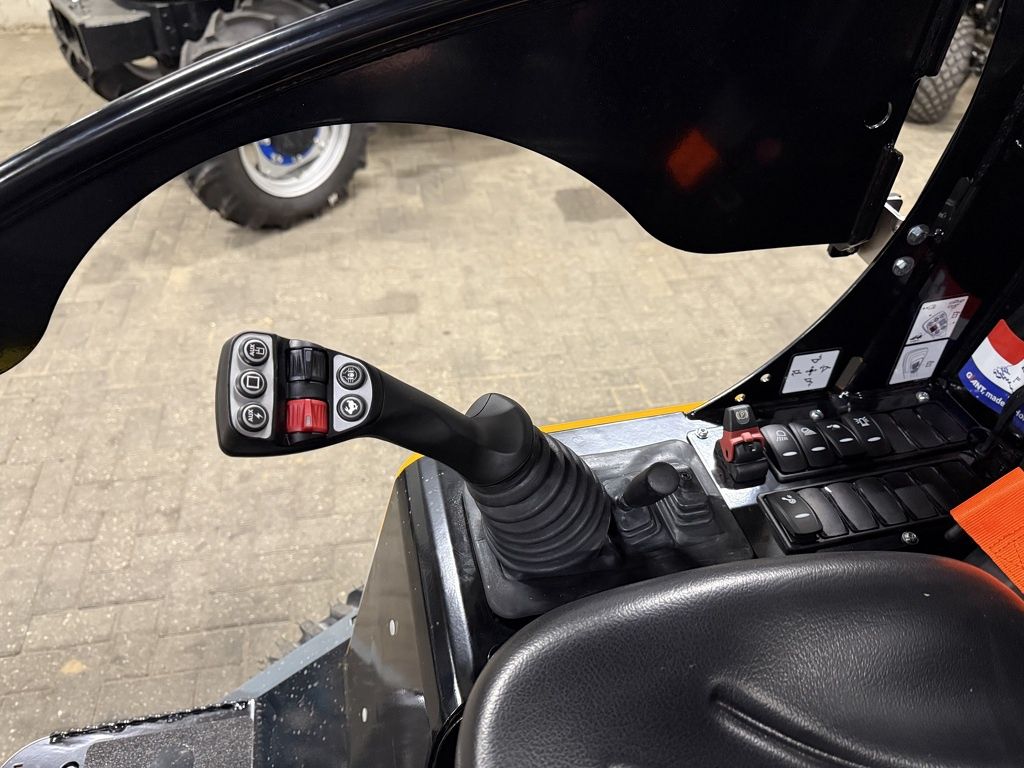 Giant G2700 X-TRA HD+ minishovel NIEUW €685 LEASE met pro inching