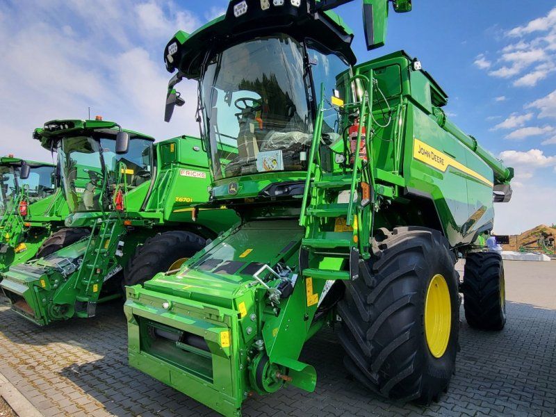 John Deere T5 700