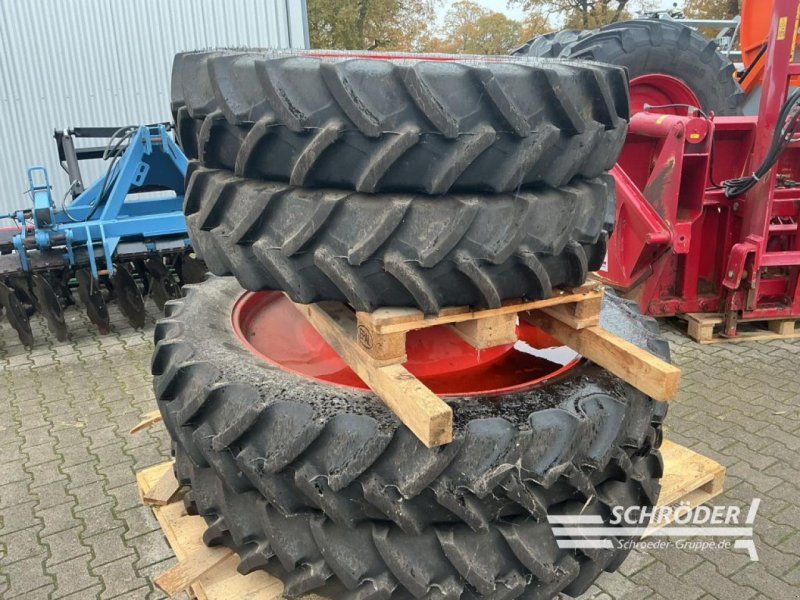 Claas PFLEGEBEREIFUNG 320/85 R36 / 320/85 R50