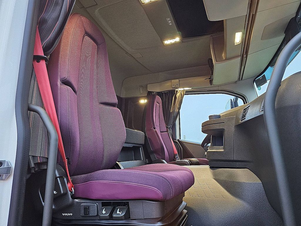 VOLVO FM 330 3000 km like new!!