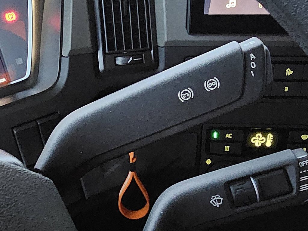 VOLVO FM 330 3000 km like new!!