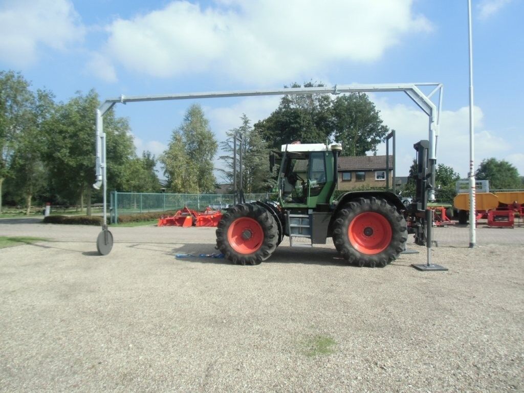 Tractor aquaduct liquid manure spreader
