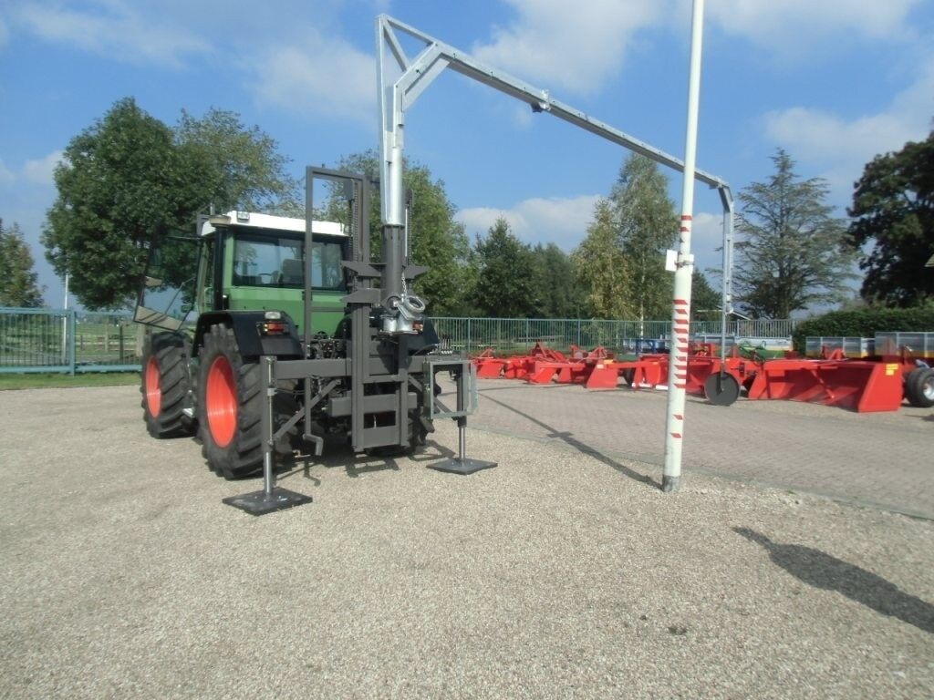 Tractor aquaduct liquid manure spreader