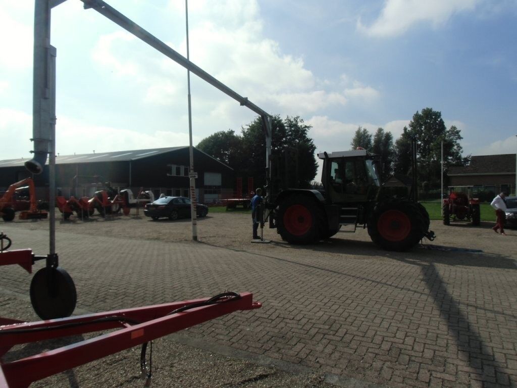 Tractor aquaduct liquid manure spreader