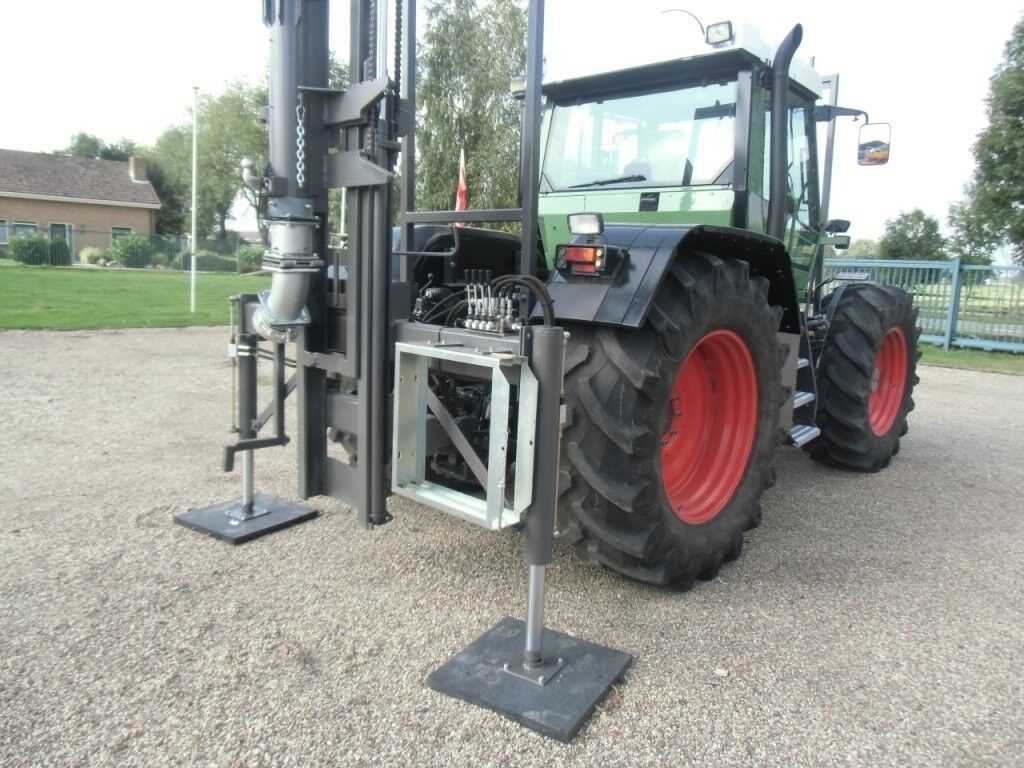 Tractor aquaduct liquid manure spreader