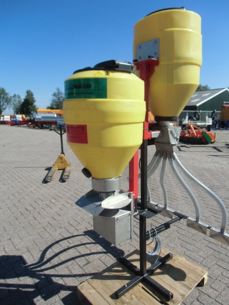 Mounted fertilizer spreader