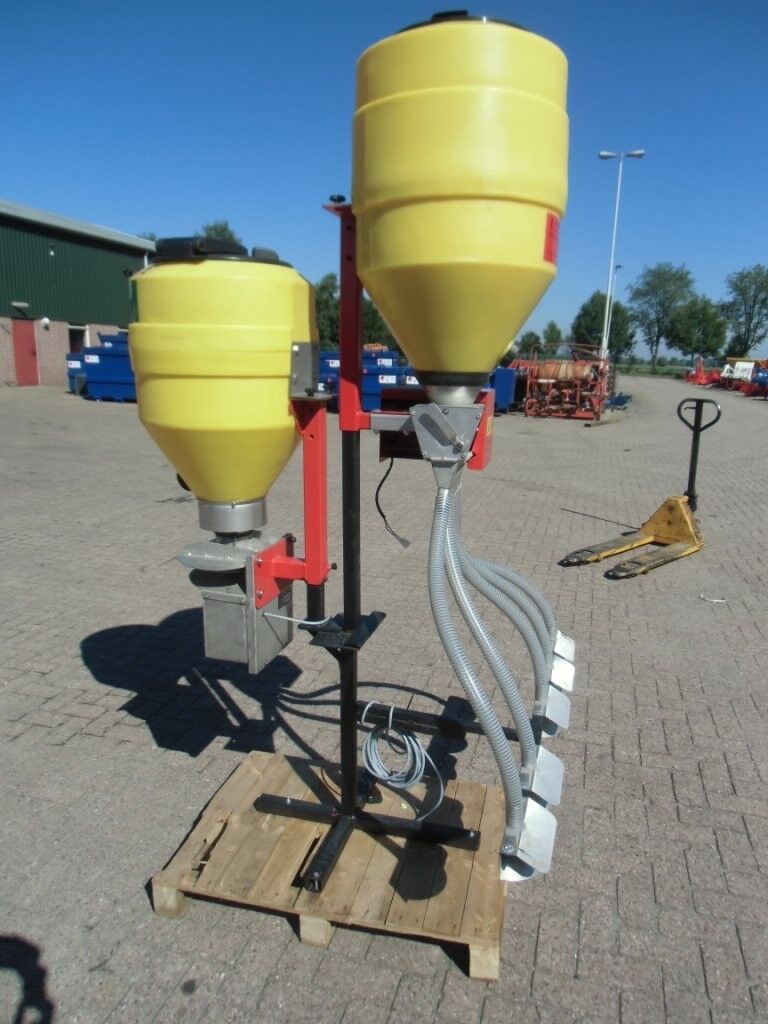 Mounted fertilizer spreader