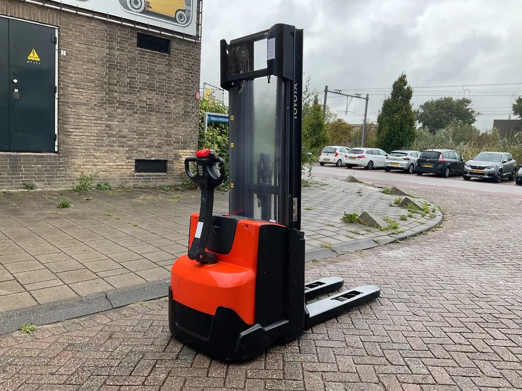 BT 8SM14 1400KG 4.45METER STAPELAAR / HEFTRUCK