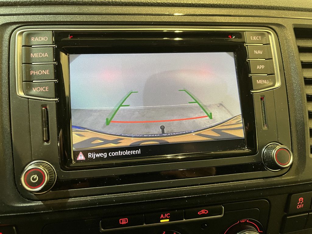 Volkswagen Transporter 2.0 TDI L2H1 150 PK 4Motion / Servicebus / Sortimo Inrichting / Euro 6 / Airco / Cruise Control / Trekhaak / Camera / Navigatie