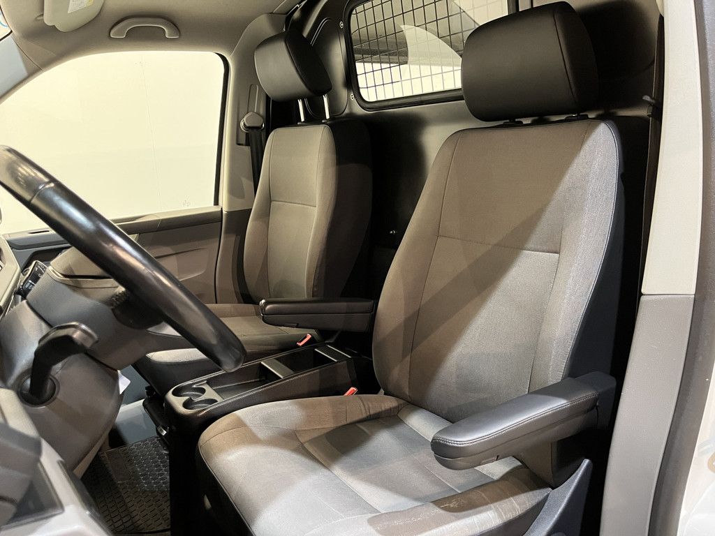Volkswagen Transporter 2.0 TDI L1H1 150 PK 4Motion 4x4 / Servicebus / Sortimo Inrichting / Euro 6 / Airco / 220V. / Cruise Control / Trekhaak / Camera / CarPlay