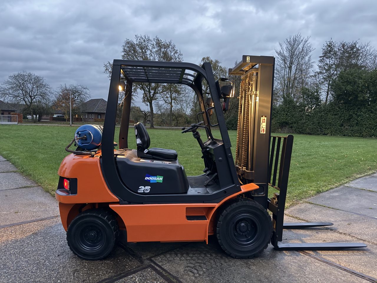 Doosan 2,5 tonner LPG heftruck automaat verlichting