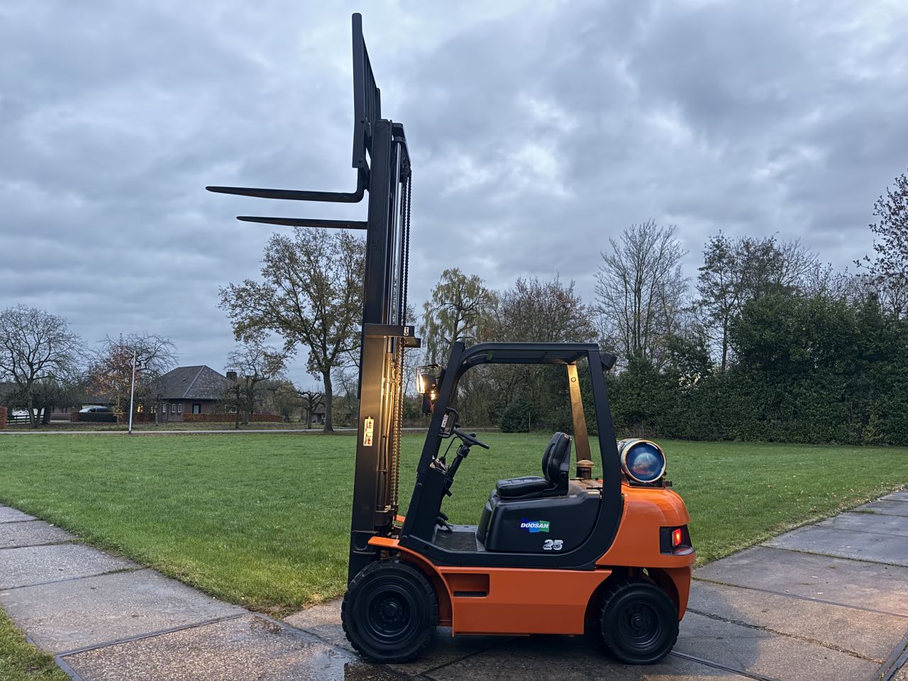 Doosan 2,5 tonner LPG heftruck automaat verlichting