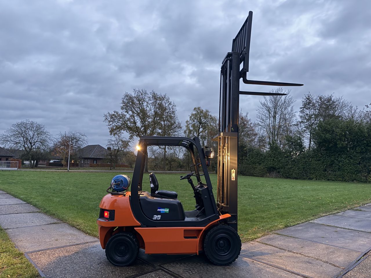 Doosan 2,5 tonner LPG heftruck automaat verlichting