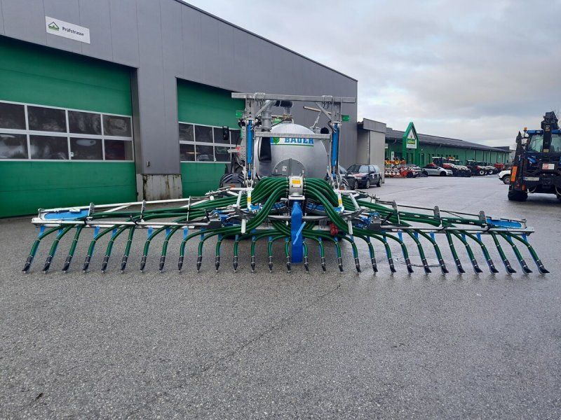 Bauer Vakuumfass V 63 mit Bomech Schleppschuhverteiler