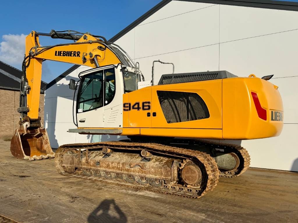 Liebherr R946LC - Hammer Lines / Quick Coupler