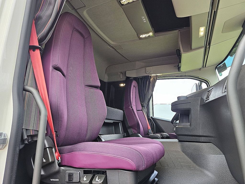 VOLVO FM 330 3077 km like new!!