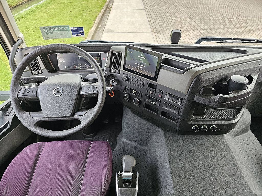 VOLVO FM 330 3077 km like new!!