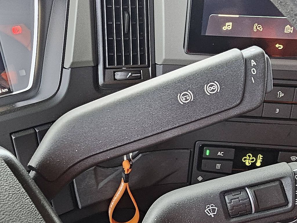 VOLVO FM 330 3077 km like new!!