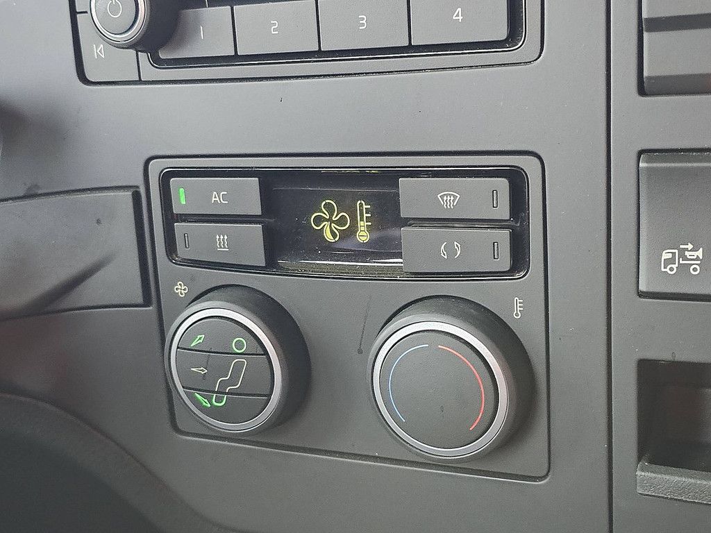 VOLVO FM 330 3077 km like new!!