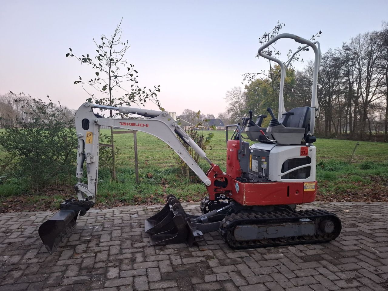 Takeuchi TB210R | bj2016 | 1600uur | 3 bakken