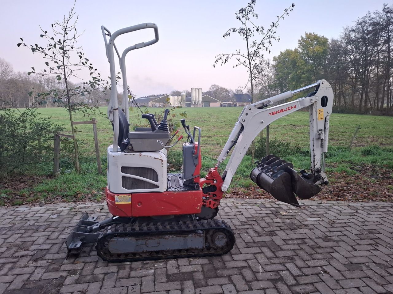 Takeuchi TB210R | bj2016 | 1600uur | 3 bakken