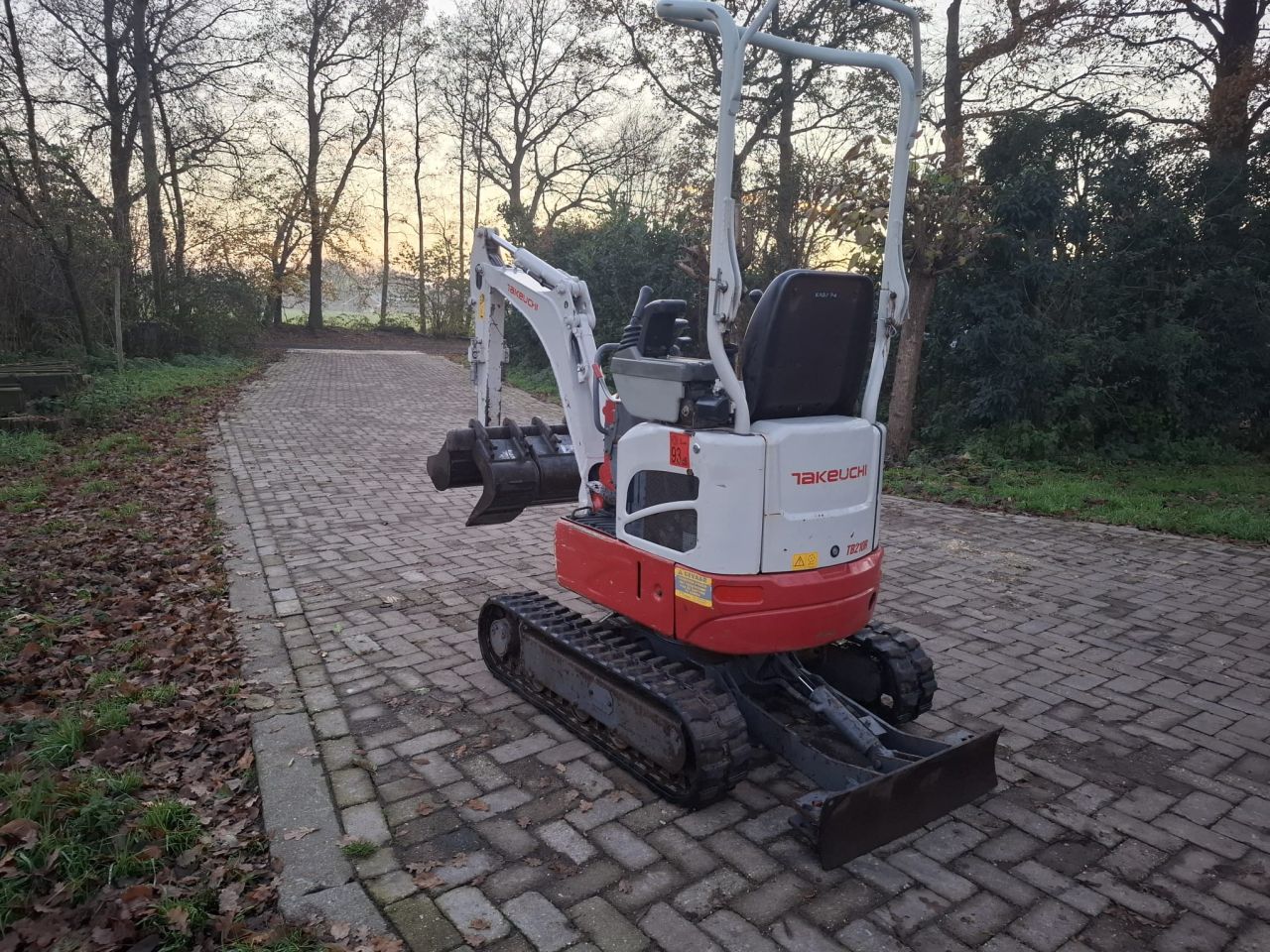 Takeuchi TB210R | bj2016 | 1600uur | 3 bakken