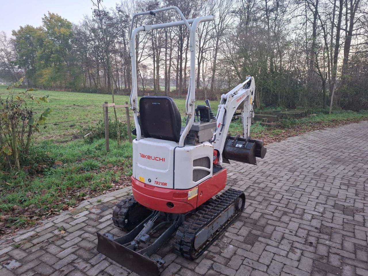 Takeuchi TB210R | bj2016 | 1600uur | 3 bakken
