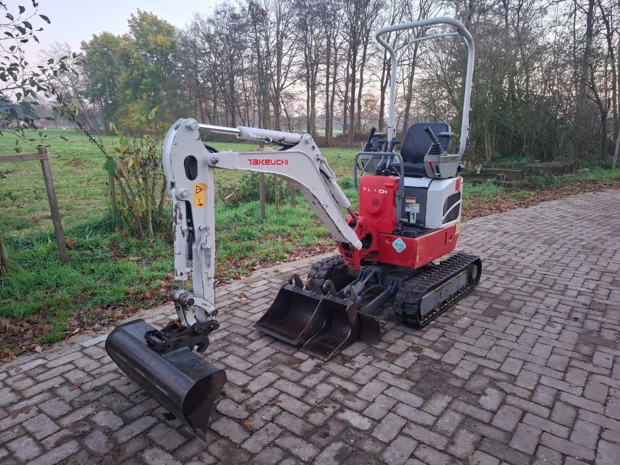 Takeuchi TB210R | bj2016 | 1600uur | 3 bakken
