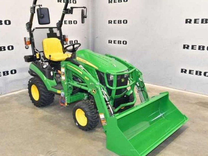 John Deere 1026R TRAKTOR