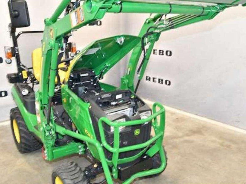 John Deere 1026R TRAKTOR