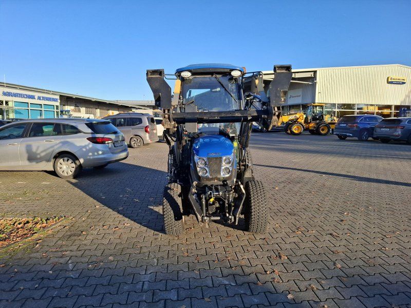 Solis 26 HST mit Fahrerkabine und Frontlader