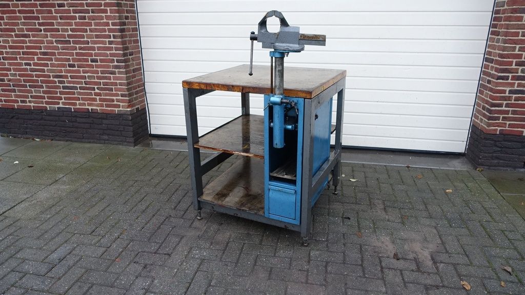 Werkbank met verstelbare bankschroef