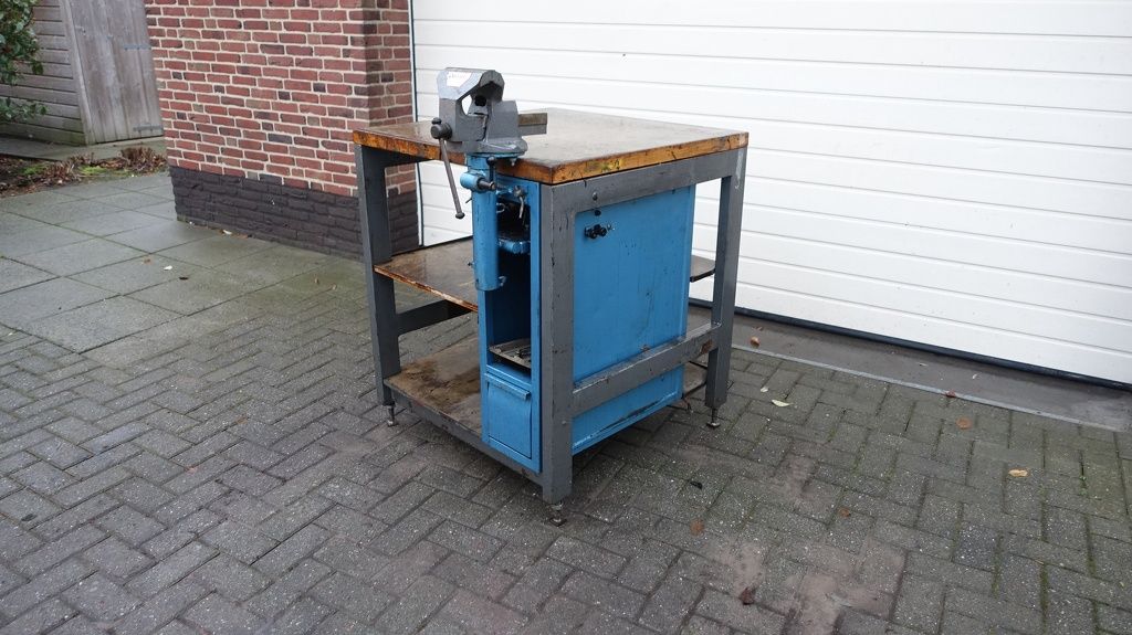 Werkbank met verstelbare bankschroef